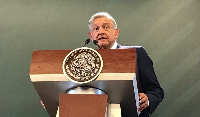 Se asomó AMLO a concierto de Grupo Firme; adelanta a Nodal en Zócalo