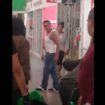 Banda de farderos agrede a personas en Aurrerá de Mineral de la Reforma