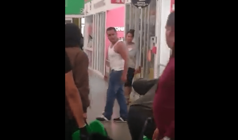 Banda de farderos agrede a personas en Aurrerá de Mineral de la Reforma