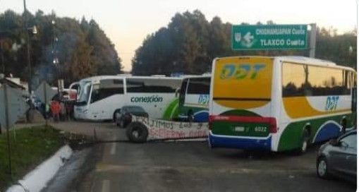 Cumple 24 horas bloqueo de la México-Tuxpan, en Acaxochitlán