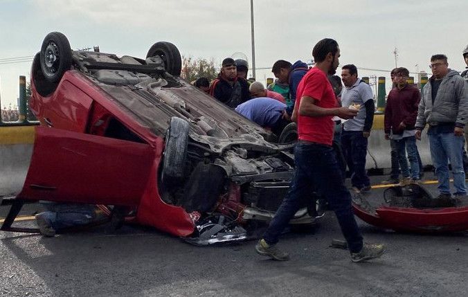 Se registra volcadura de un automóvil sobre la carretera México-Pachuca