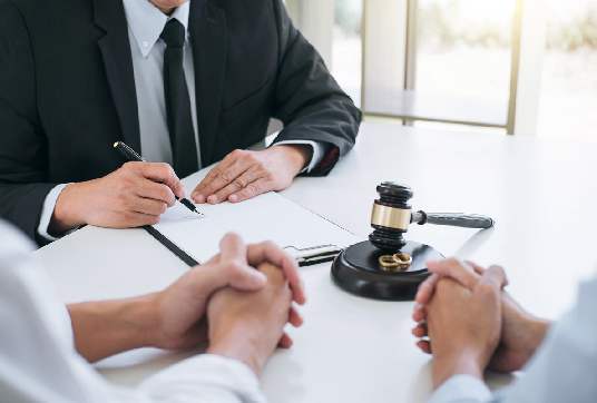 Madres ya no tendrán custodia automática de hijos menores a 7 años Diputados aprobaron que las mamás que se estén divorciando ya no obtengan la custodia automática de hijos menores de 7 años. Esto con 476 votos a favor, cero en contra y cero abstenciones. La Cámara de Diputados reformó el Artículo 282 del Código Civil Federal, que establecía que madres en proceso de divorcio debían recibir custodia automática de hijos menores a siete años. Esto, ya que la custodia automática para madres no tiene fundamentos de igualdad de género, y algunos menores podrían quedar en peligro de violencia. El Artículo 282 del Código Civil dice sobre el proceso de divorcio: “Los menores quedarán (bajo custodia) de (madres), excepto en casos de violencia familiar, cuando ella sea generadora o exista peligro grave para el normal desarrollo de hijos. No será obstáculo para custodia, el hecho de que (madres) carezcan de recursos económicos”. La decisión de los diputados busca eliminar distinciones basadas en género Diputados llegaron a la conclusión que la custodia automática de hijos menores de siete años para madres en proceso de divorcio constituye una medida contraria al principio de igualdad y vulnera el principio del interés superior de la niñez, explicó Taygete Irisay Rodríguez González, de Movimiento Ciudadano (MC) en comunicado de prensa. Yolanda Valle