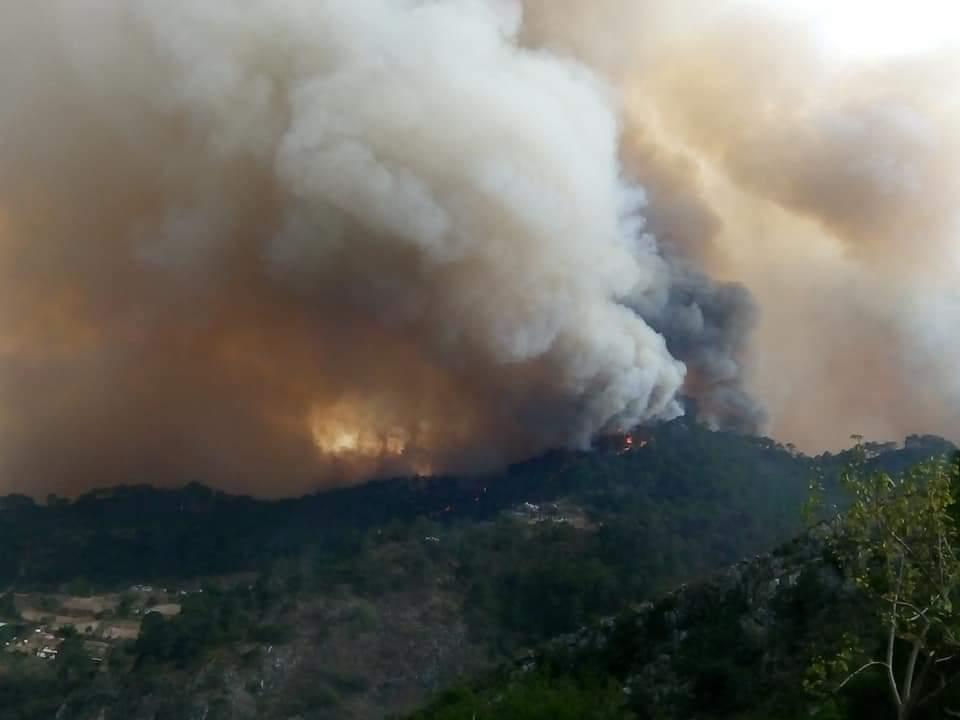 Sigue incendio en Nicolás Flores; piden apoyo para población