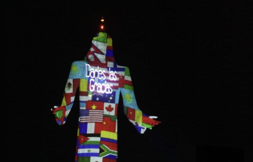 Cristo Rey de Pachuca se ilumina como homenaje a personal de salud