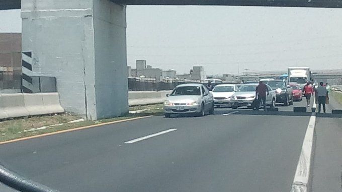Bloquean pobladores la autopista México-Pachuca