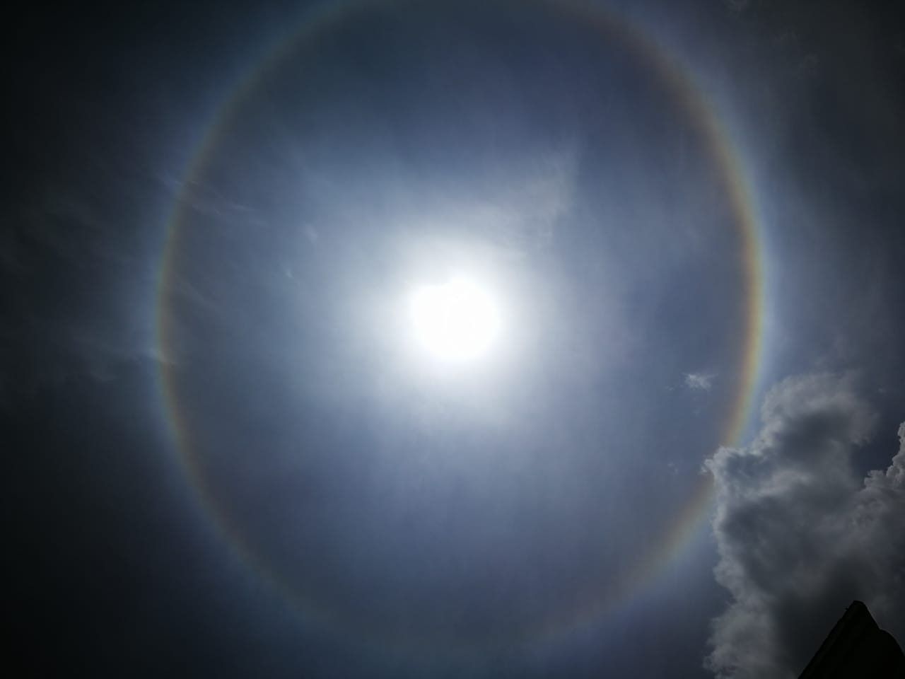 Halo solar sobre cielo de Pachuca ¿señal de sismo?