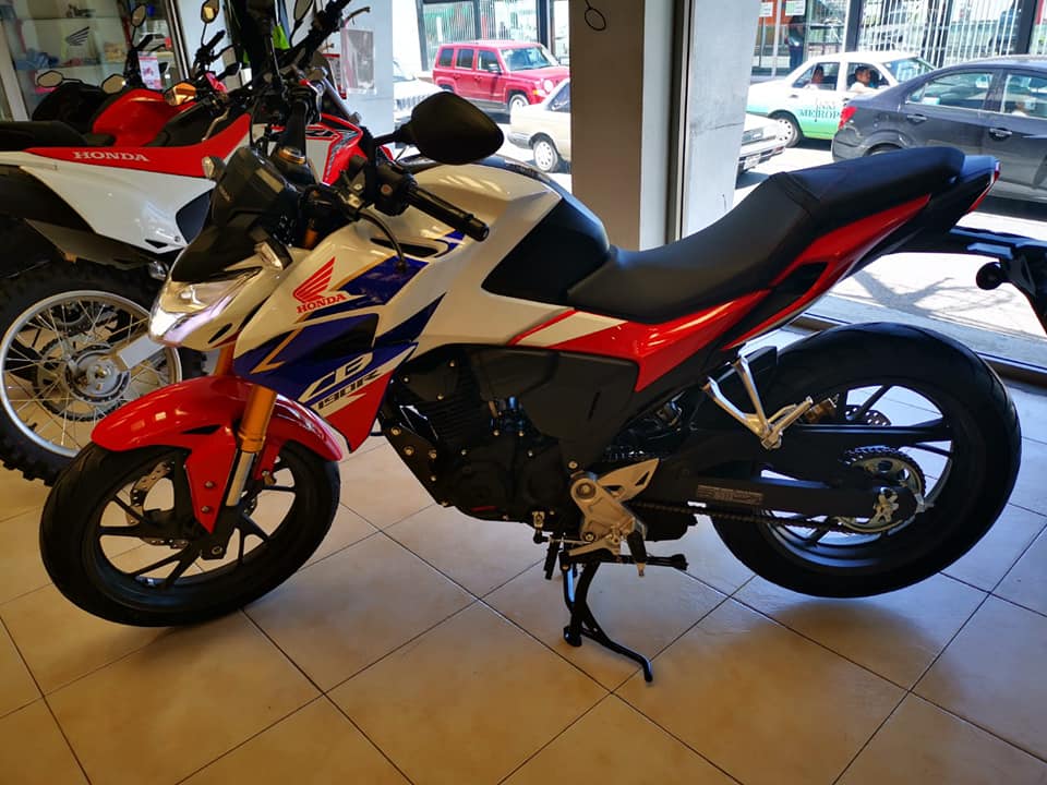 Con boquete en techo, roban negocio de motos en Pachuca