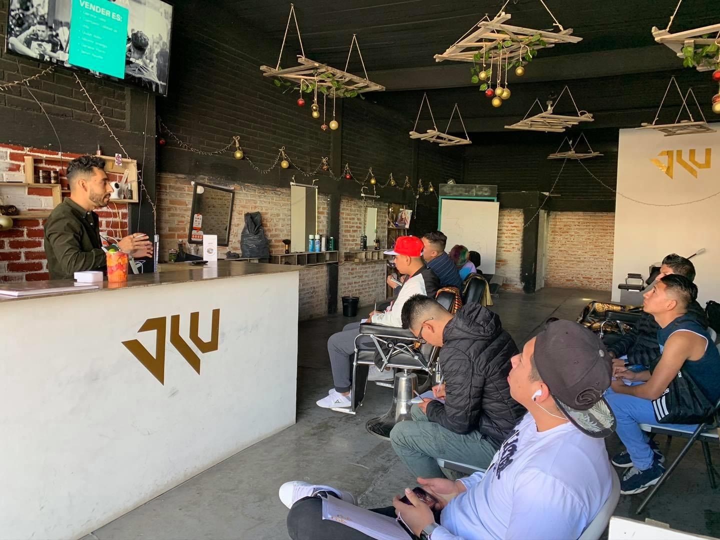 Escuela de barbería pachuqueña conquista a tiburones de Shark Tank
