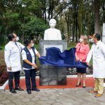 Alcaldesa de Pachuca devela busto en honor al personal médico