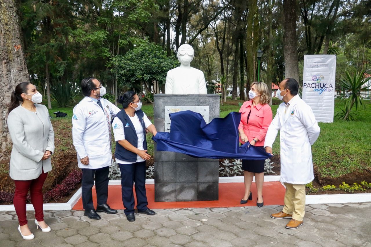 Alcaldesa de Pachuca devela busto en honor al personal médico