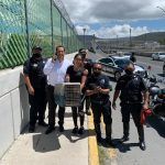 Rescatan policías municipales a un gatito atrapado en auto