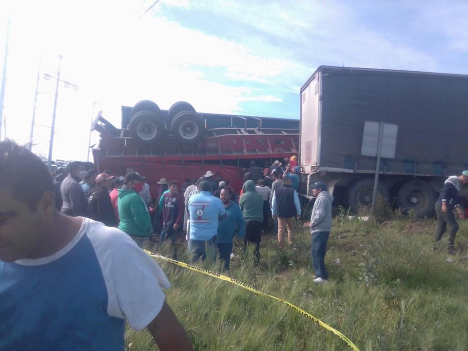 Tráiler de cerveza vuelca en carretera de Ciudad Sahagún