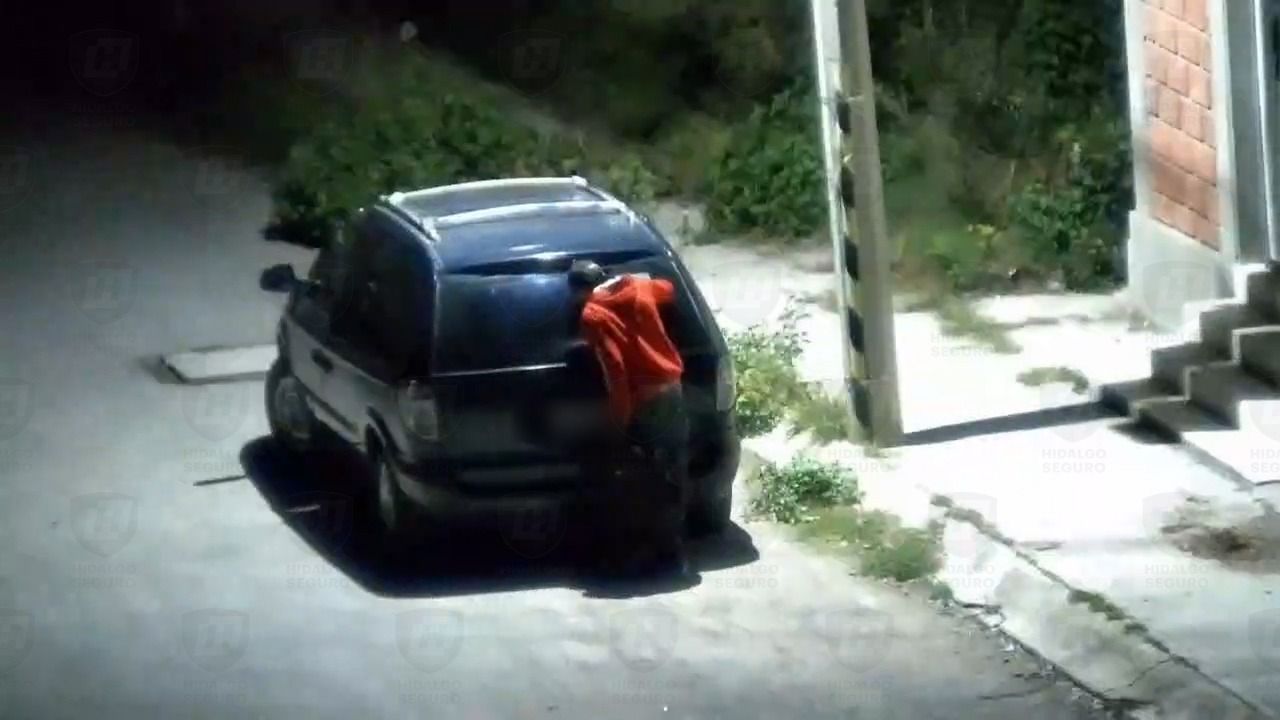 VIDEO Detienen a sujeto que robaba dentro de camioneta en Tula