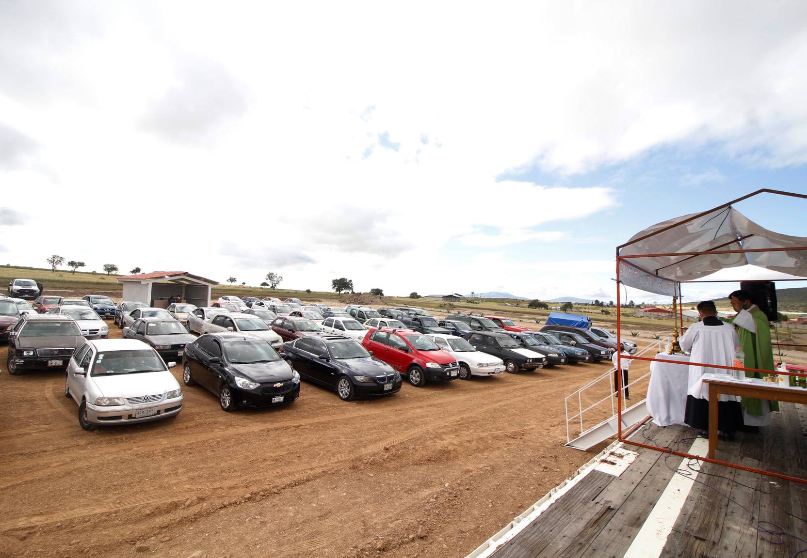Realizan misas en automóvil en Hidalgo, debido a la pandemia