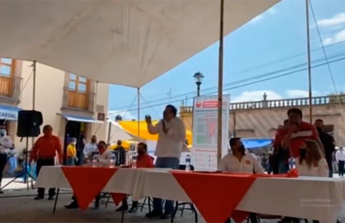 VIDEO: Avientan huevos a Fernández Noroña en Hidalgo