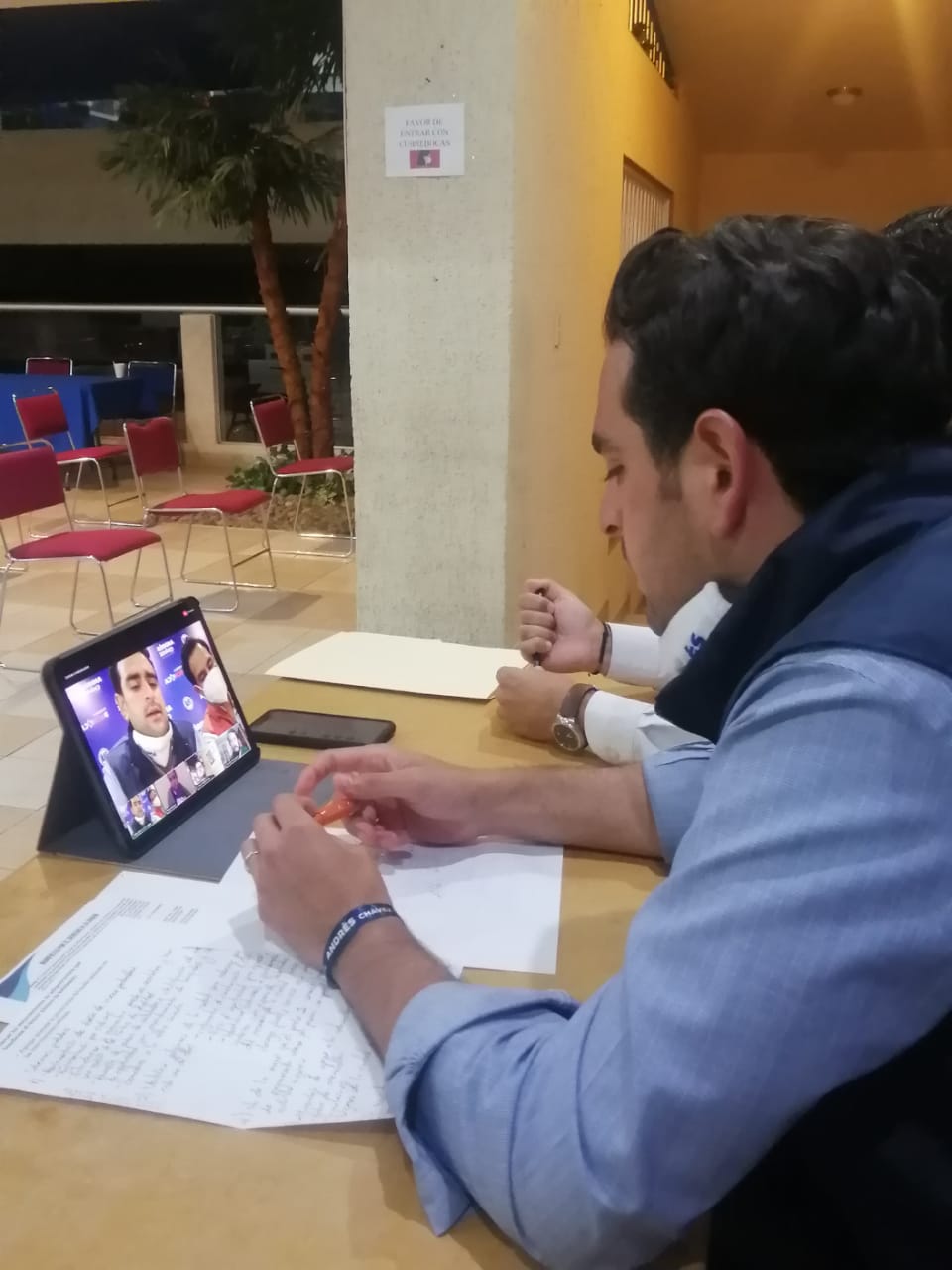 Dos años de predial gratis para comerciantes, compromete Andrés Chávez
