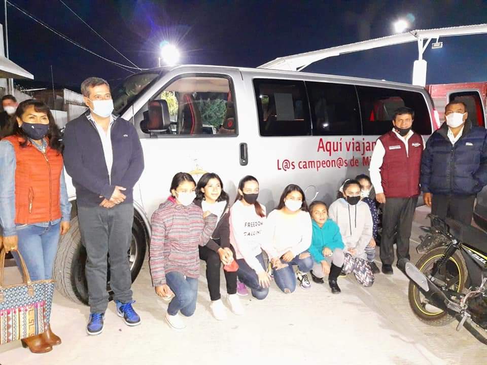 Amieva entrega camioneta para deportistas de Mixquiahuala