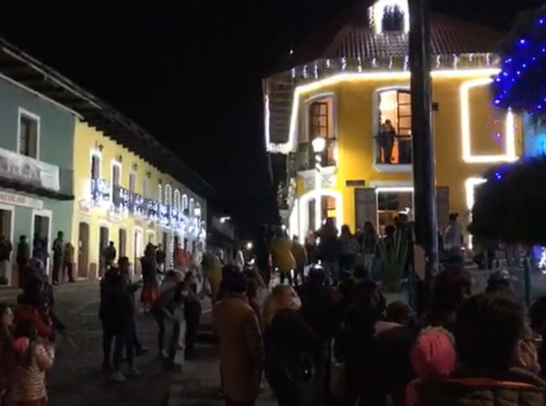 Alistan la Villa iluminada en Real del Monte