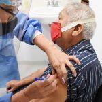 OMS recomienda aplicar tercera dosis de vacuna COVID a grupos de riesgo
