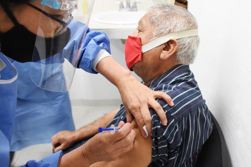OMS recomienda aplicar tercera dosis de vacuna COVID a grupos de riesgo