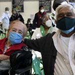 Doña Margarita y Don Edgardo vivieron este miércoles un día muy especial al recibir la primera dosis de la vacuna contra Covid-19, en Mineral de la Reforma.