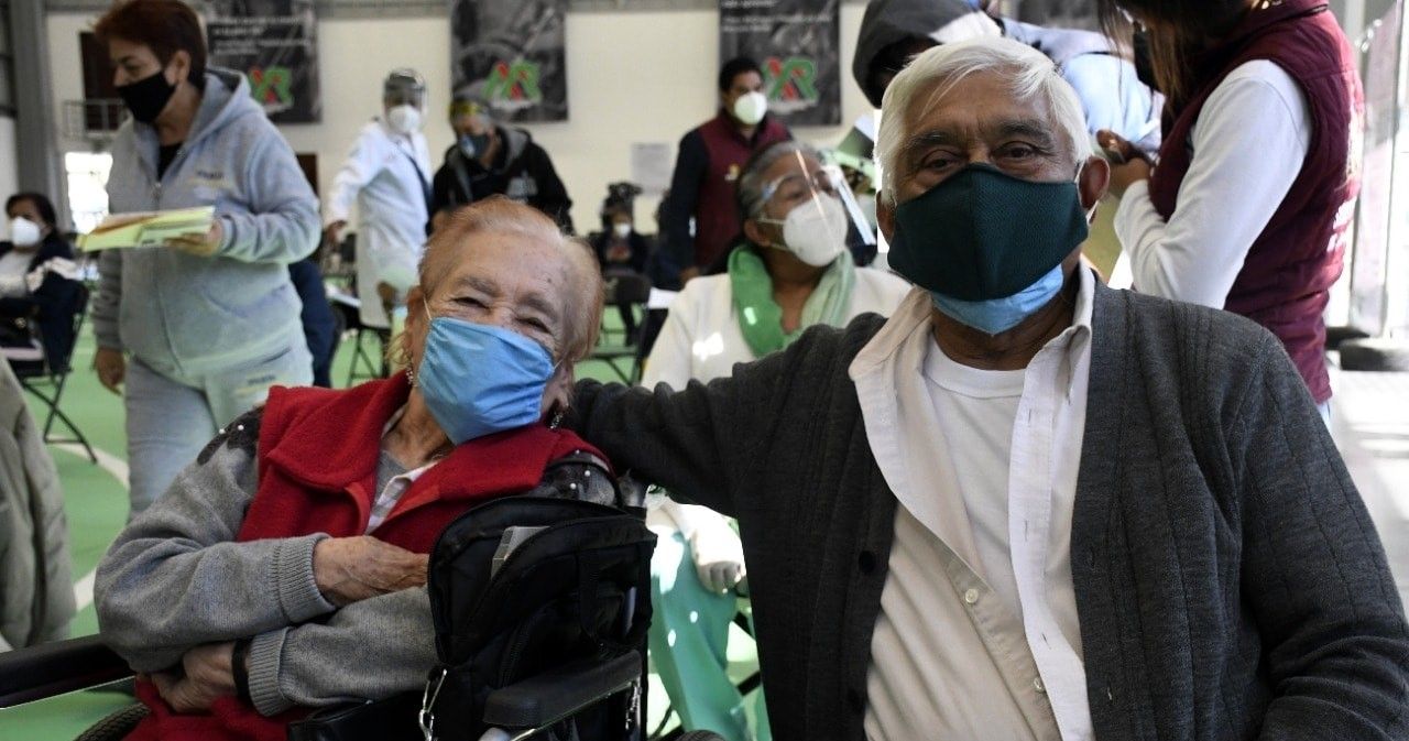 Doña Margarita y Don Edgardo vivieron este miércoles un día muy especial al recibir la primera dosis de la vacuna contra Covid-19, en Mineral de la Reforma.