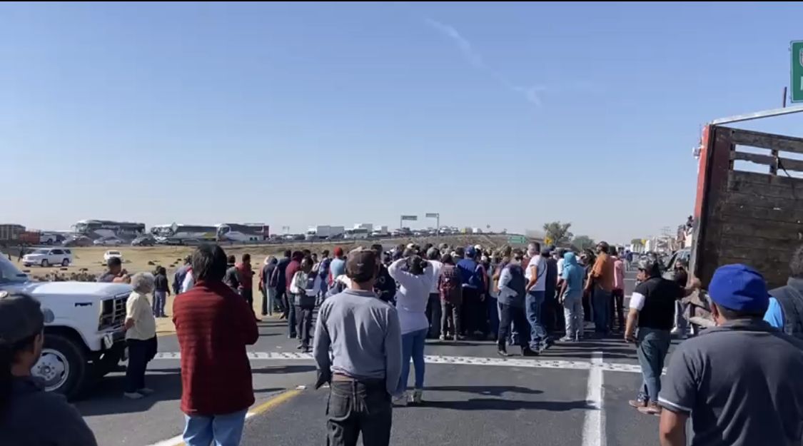Bloquean chatarreros la autopista México-Pachuca, en Tizayuca