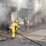 Arden autos en incendio de taller en Mineral de la Reforma