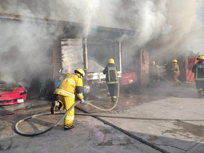 Arden autos en incendio de taller en Mineral de la Reforma