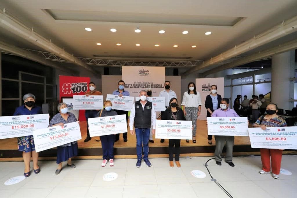 Entregan apoyos económicos a comerciantes de Pachuca