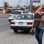 Hombre lleva cargando a su mamá a recibir la vacuna contra Covid