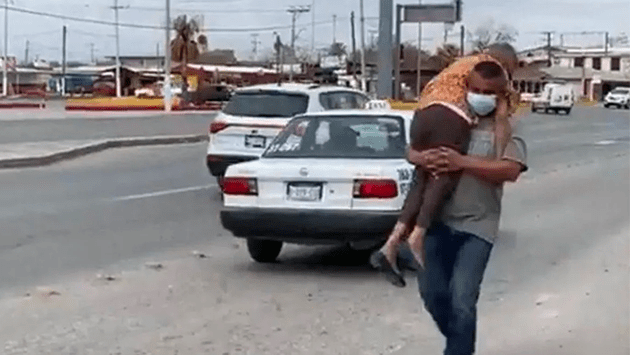 Hombre lleva cargando a su mamá a recibir la vacuna contra Covid