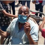 En carriola, niños llevan a vacunar a su abuelito y se viralizan