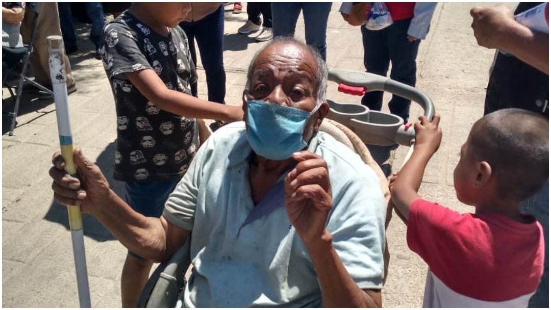 En carriola, niños llevan a vacunar a su abuelito y se viralizan