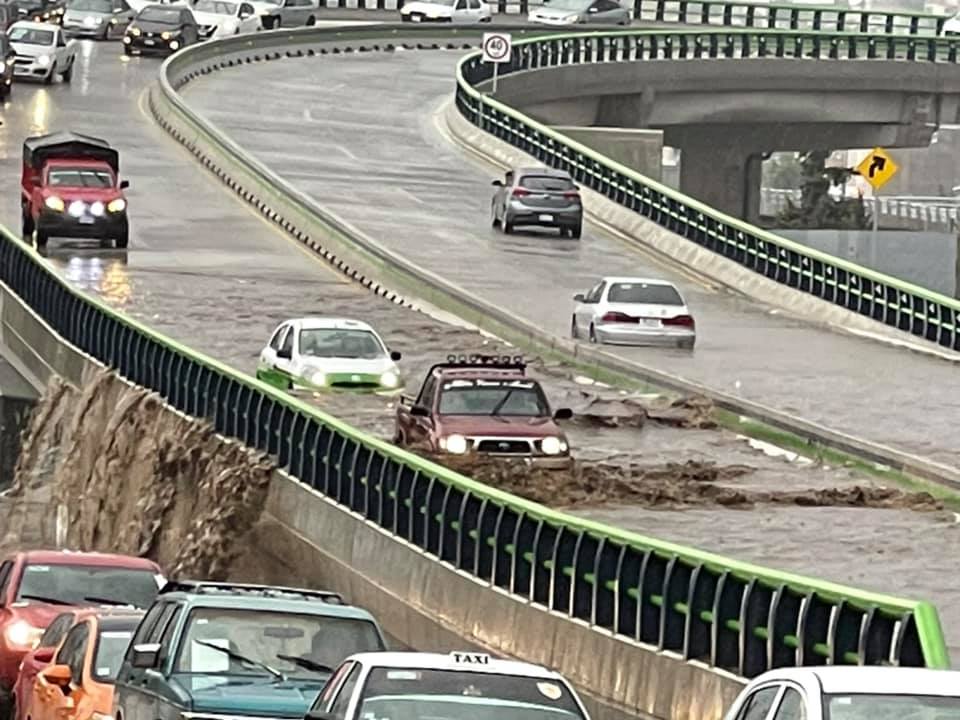Puente de Supervía Colosio, inundado tras intensa lluvia