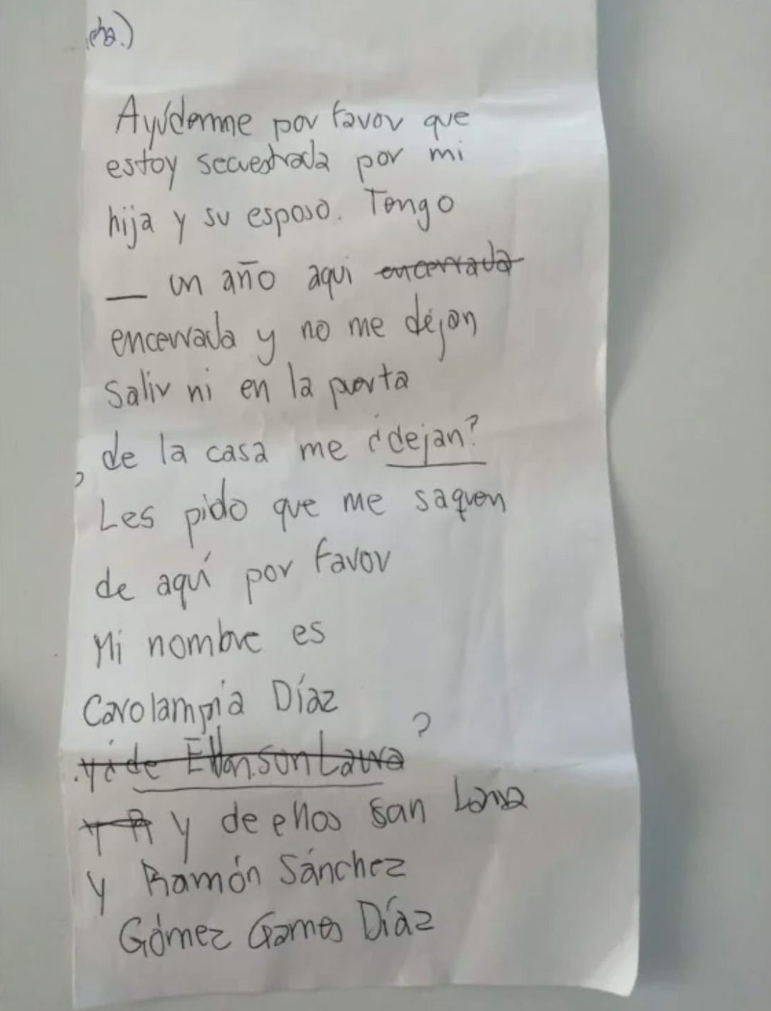 Pide señora ayuda al acudir a vacunarse contra Covid: era maltratada