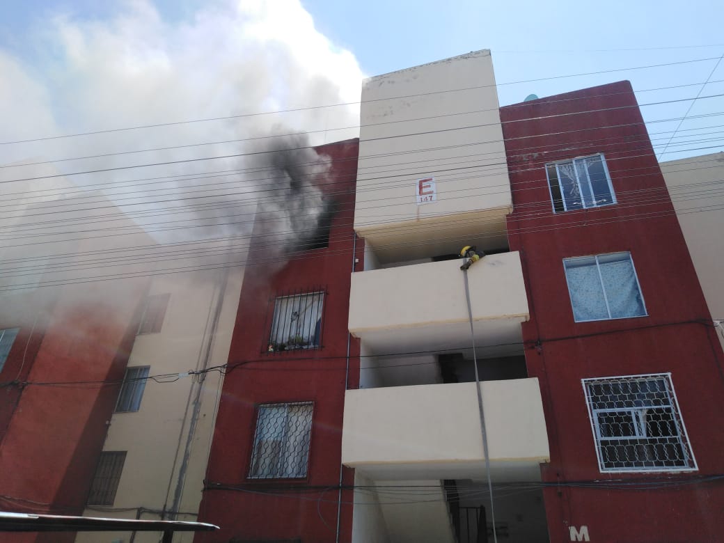 Arde departamento de edificio en la colonia Juan C. Doria
