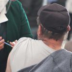 Aplicarán vacuna AstraZeneca como refuerzo a adultos mayores