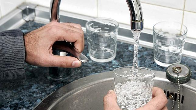 Exponen en la UAEH el problema de la potomanía, adicción al agua