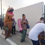 Vestido de dinosaurio, acompaña a su mamá a vacunarse contra Covid-19