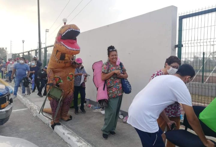 Vestido de dinosaurio, acompaña a su mamá a vacunarse contra Covid-19