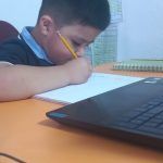 Entre pantallas y lápices, la educación se sufre