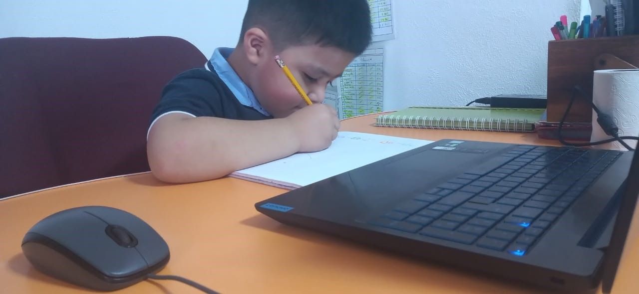 Entre pantallas y lápices, la educación se sufre