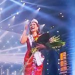 La mexicana Andrea Meza pudo continuar su paso en Miss Universo, esto luego de otro corte más a las 10 contendientes que quedaban luego de la pasarela en vestido de noche, con el cual todas las mujeres demostraron el liderazgo que inspiran sin decir ni una palabra. El acto inició con las aspirantes que se quedaron en el camino por la corona desfilar con sus respectivos trajes de noche, abriendo la pista para las 10 concursantes que seguían compitiendo. Simone Williams, de Jamaica, fue la primera en pasar en la pasarela en traje de noche, con un vestido plateado en el que los distintos brillos que tenía la hacían deslumbrar.