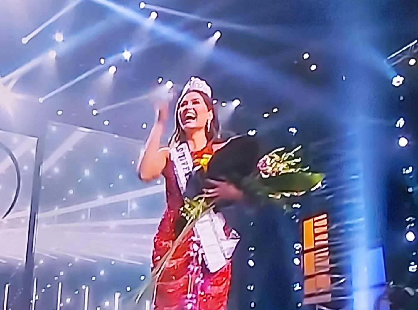 La mexicana Andrea Meza pudo continuar su paso en Miss Universo, esto luego de otro corte más a las 10 contendientes que quedaban luego de la pasarela en vestido de noche, con el cual todas las mujeres demostraron el liderazgo que inspiran sin decir ni una palabra. El acto inició con las aspirantes que se quedaron en el camino por la corona desfilar con sus respectivos trajes de noche, abriendo la pista para las 10 concursantes que seguían compitiendo. Simone Williams, de Jamaica, fue la primera en pasar en la pasarela en traje de noche, con un vestido plateado en el que los distintos brillos que tenía la hacían deslumbrar.