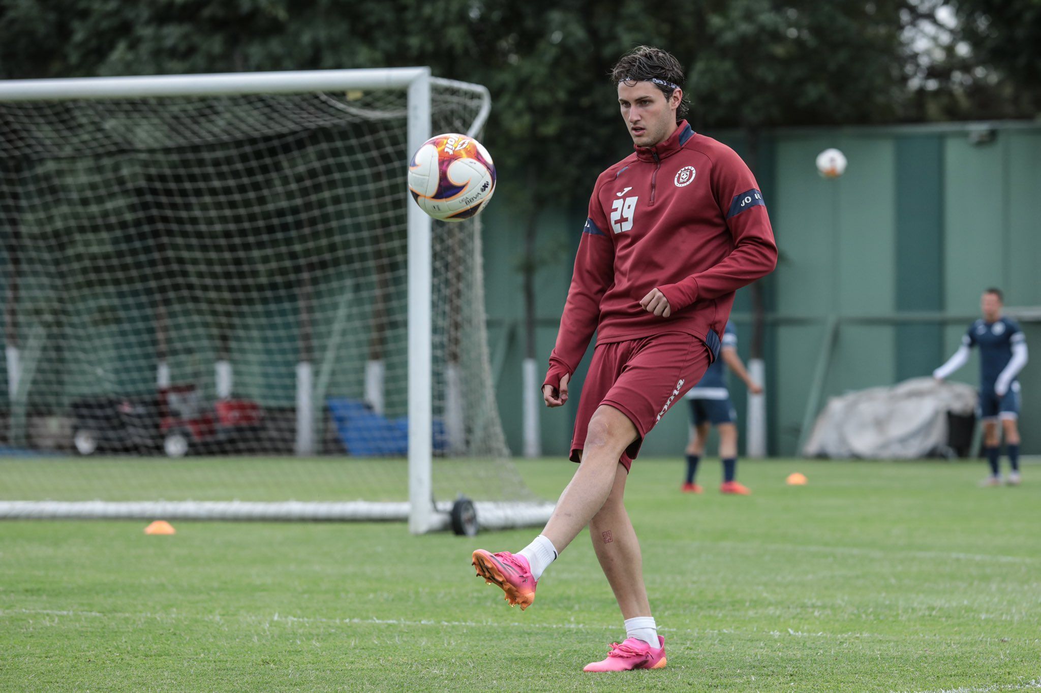 Santiago Giménez, sigue consejos de su papá, el Chaco, leyenda de Cruz Azul y Pachuca