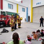 Niña entrega sus ahorros a bomberos para ayudarlos