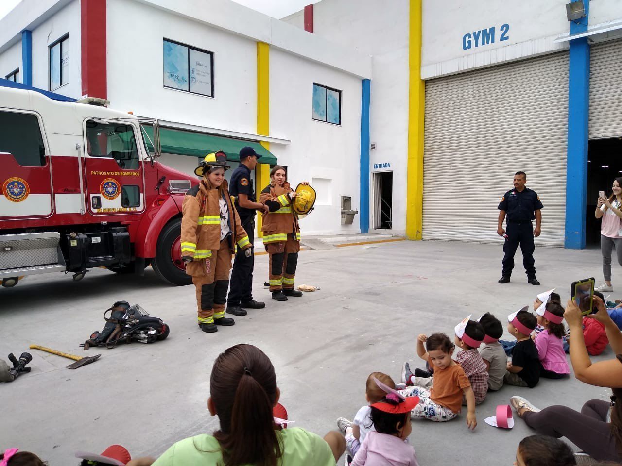 Niña entrega sus ahorros a bomberos para ayudarlos