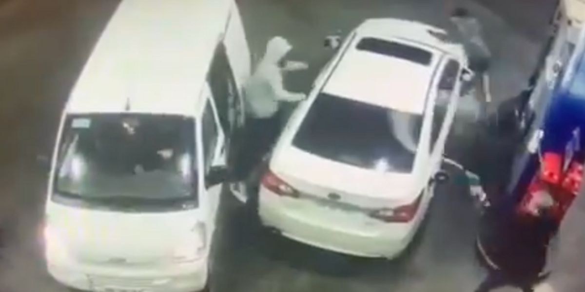 VIDEO Evita asalto bañando con gasolina a los ladrones