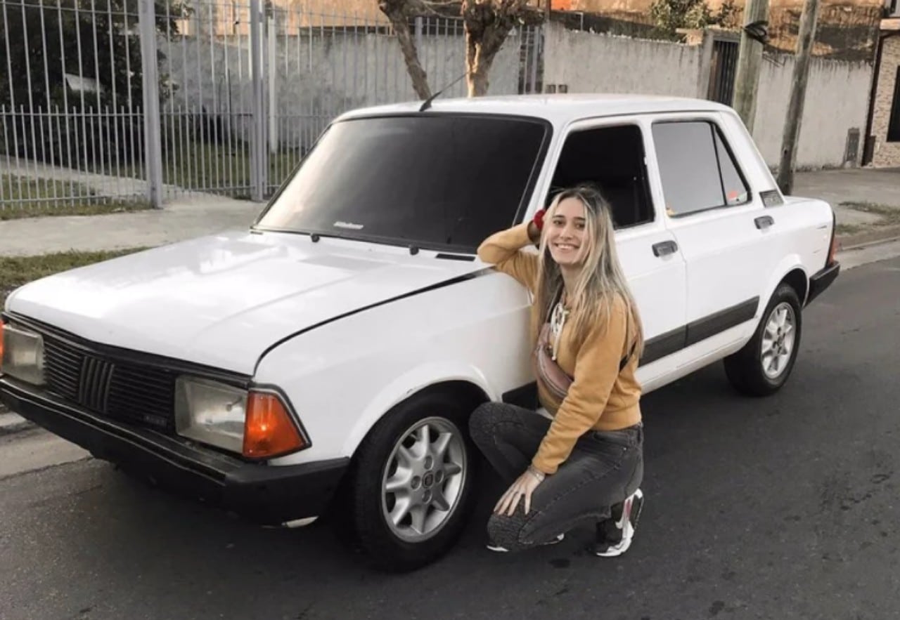 Joven compra el auto de sus sueños, pero personas se burlan
